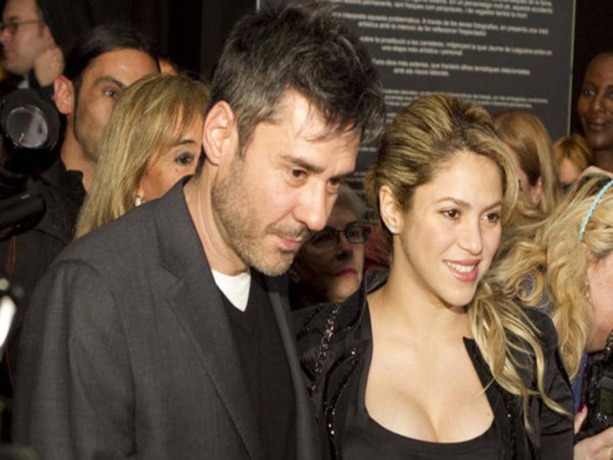 Shakira luce voluptuoso busto con escote