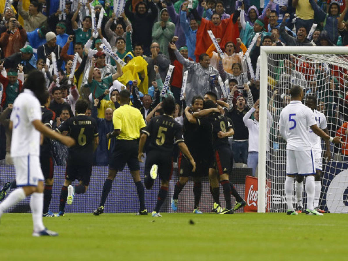 Honduras logra histórico 'Aztecazo' y aleja a México del Mundial 2014