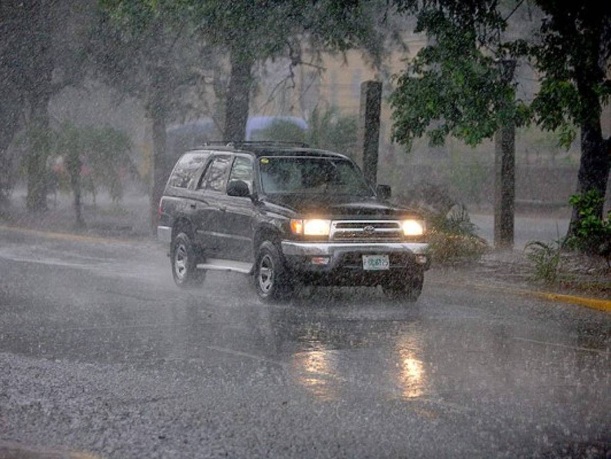 Fuertes lluvias causan inundaciones en calles y avenidas de Tegucigalpa