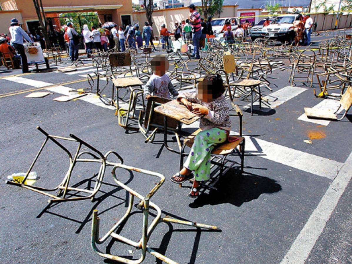 Le recuerdan al gobierno de Honduras que niños no tienen dónde sentarse