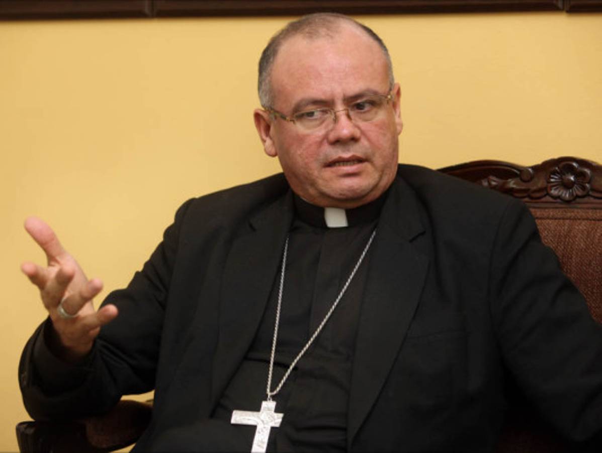 Cerraron tres iglesias a Monseñor Andino