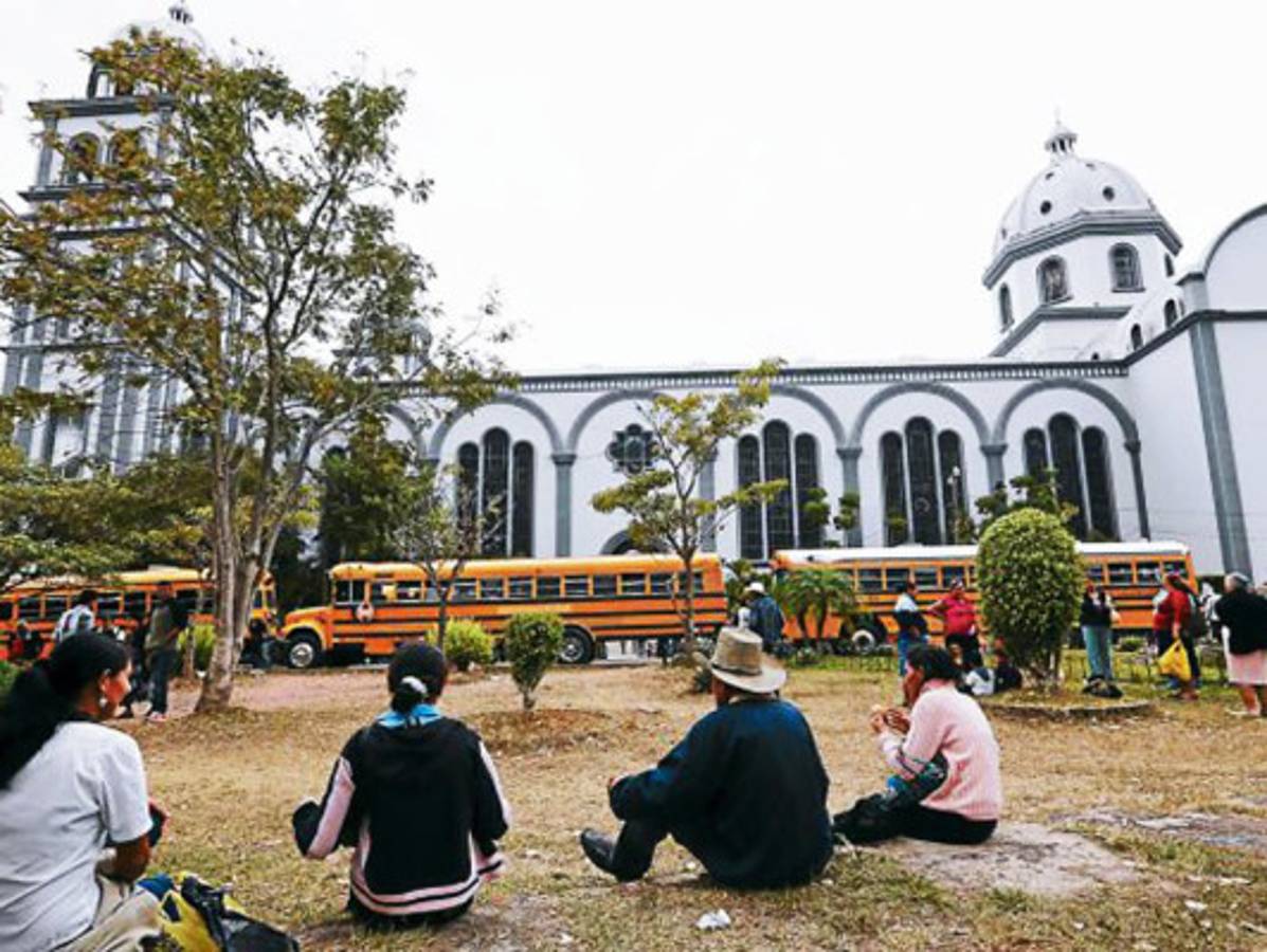 Primeros peregrinos rezan a virgen de Suyapa