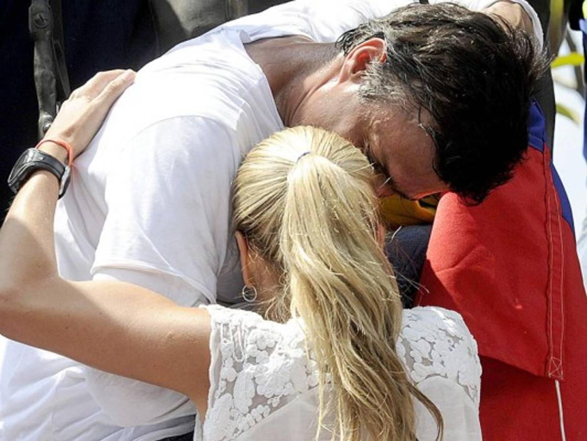 Opositor prófugo se entrega a justicia durante protesta en Caracas