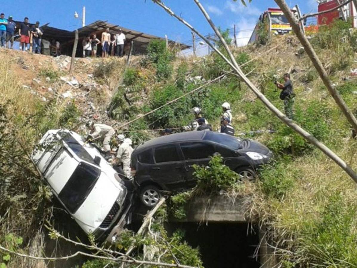 Vehículos caen a hondonada en anillo periférico