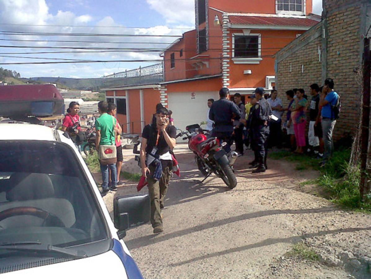 Oficial se lía a balazos con asaltantes