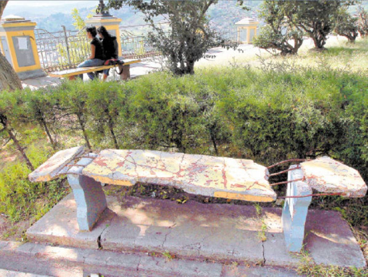 Más de 100 años de historia olvidados en parques de Tegucigalpa