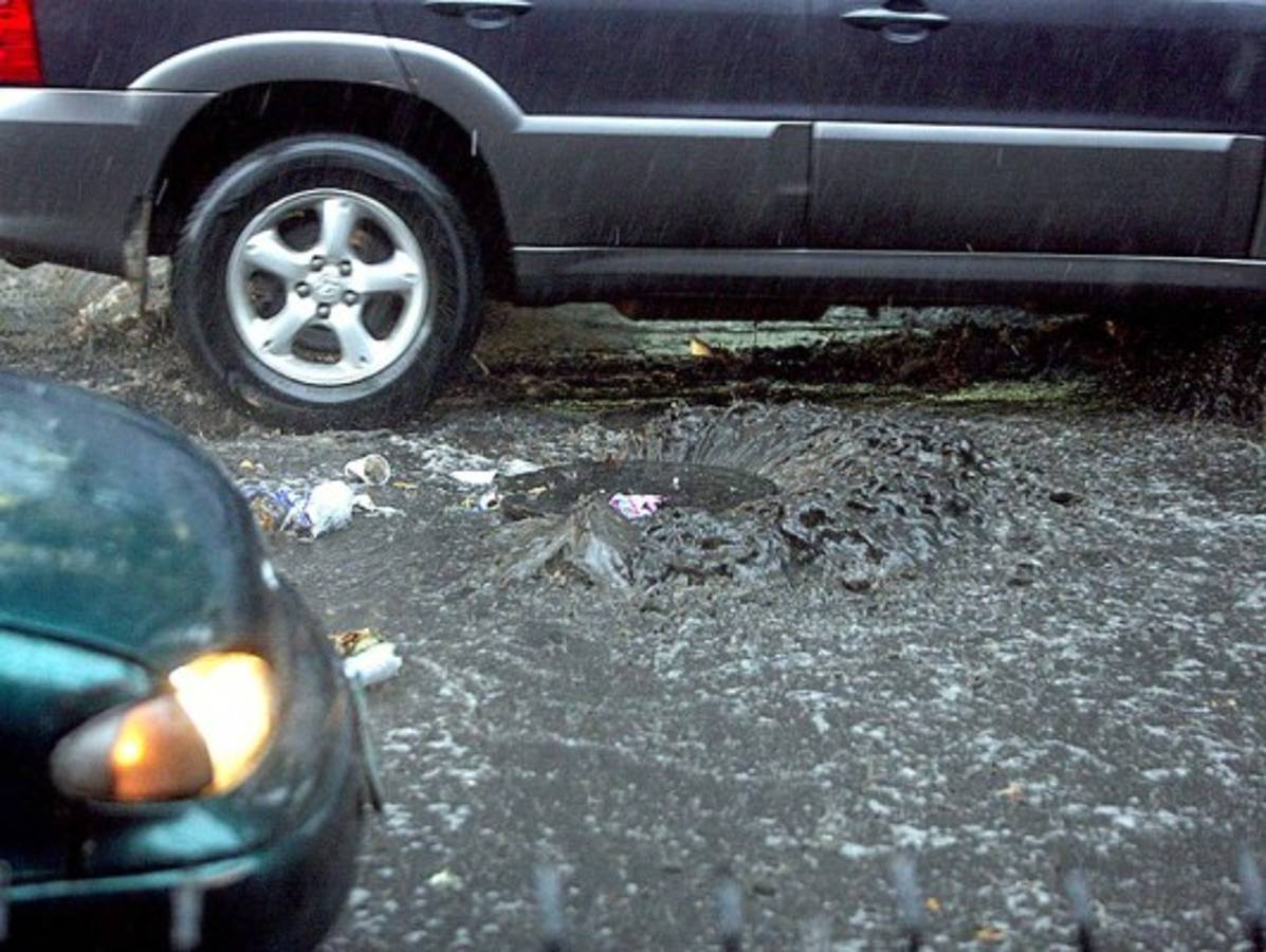 Fuertes lluvias causan inundaciones en calles y avenidas de Tegucigalpa