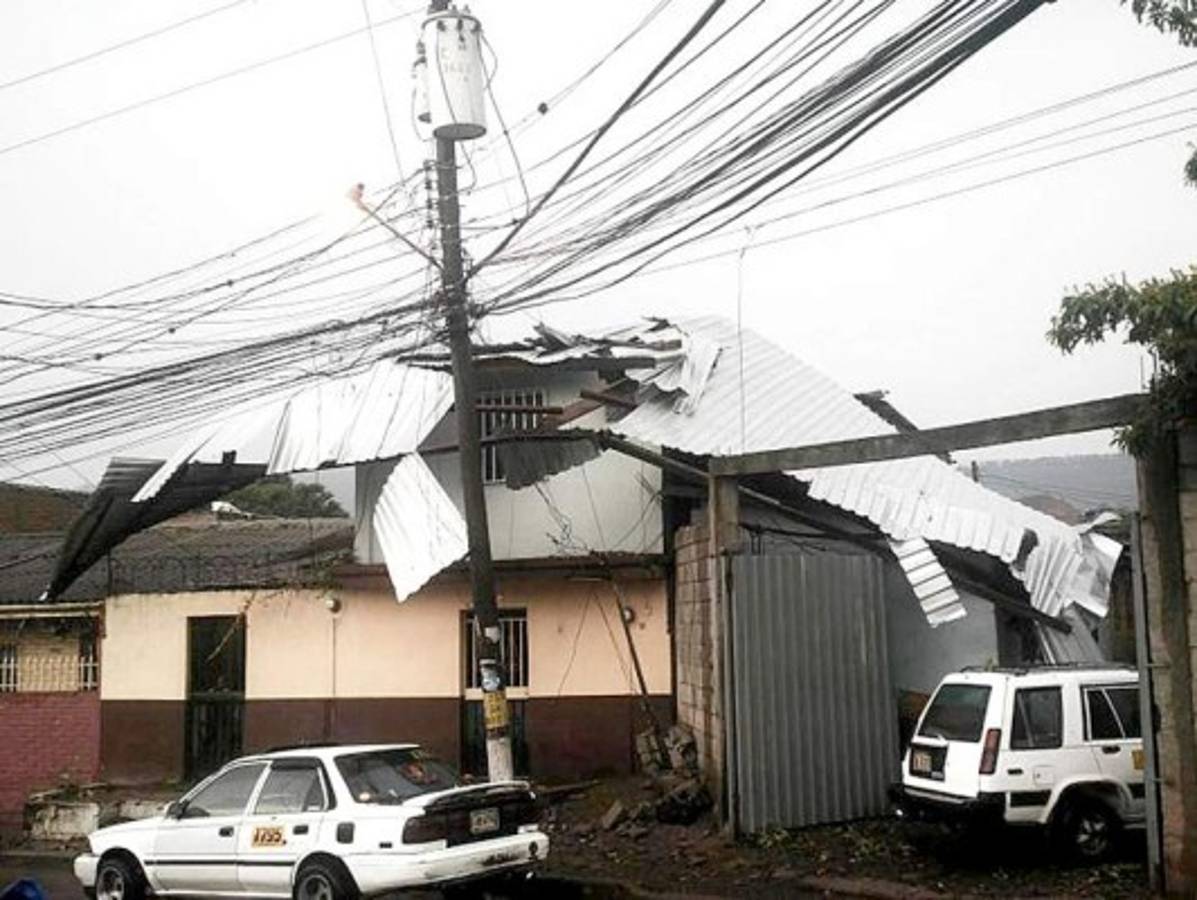 Fuertes lluvias causan inundaciones en calles y avenidas de Tegucigalpa
