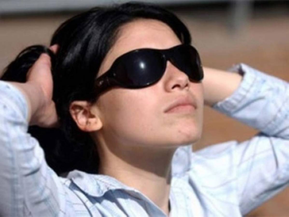 Utilice gafas con filtro adecuado para radiaciones ultravioletas. El exceso de exposición al sol puede dañar la retina y acelerar la aparición de ciertas patologías oculares como cataratas, pterigion, etc.
