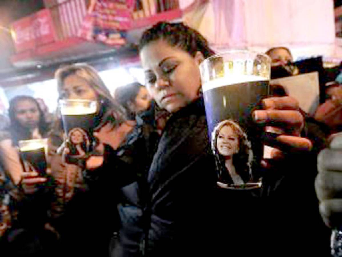 Trasladan restos de Jenni Rivera a Los Ángeles