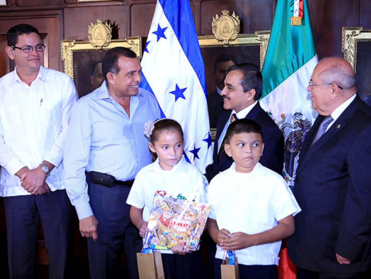 México dona libros de texto a Honduras