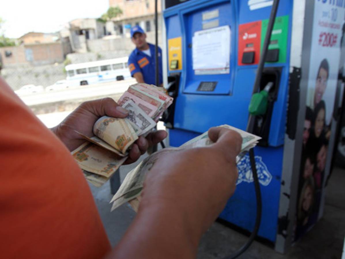 Más de un lempira bajan precios de las gasolinas