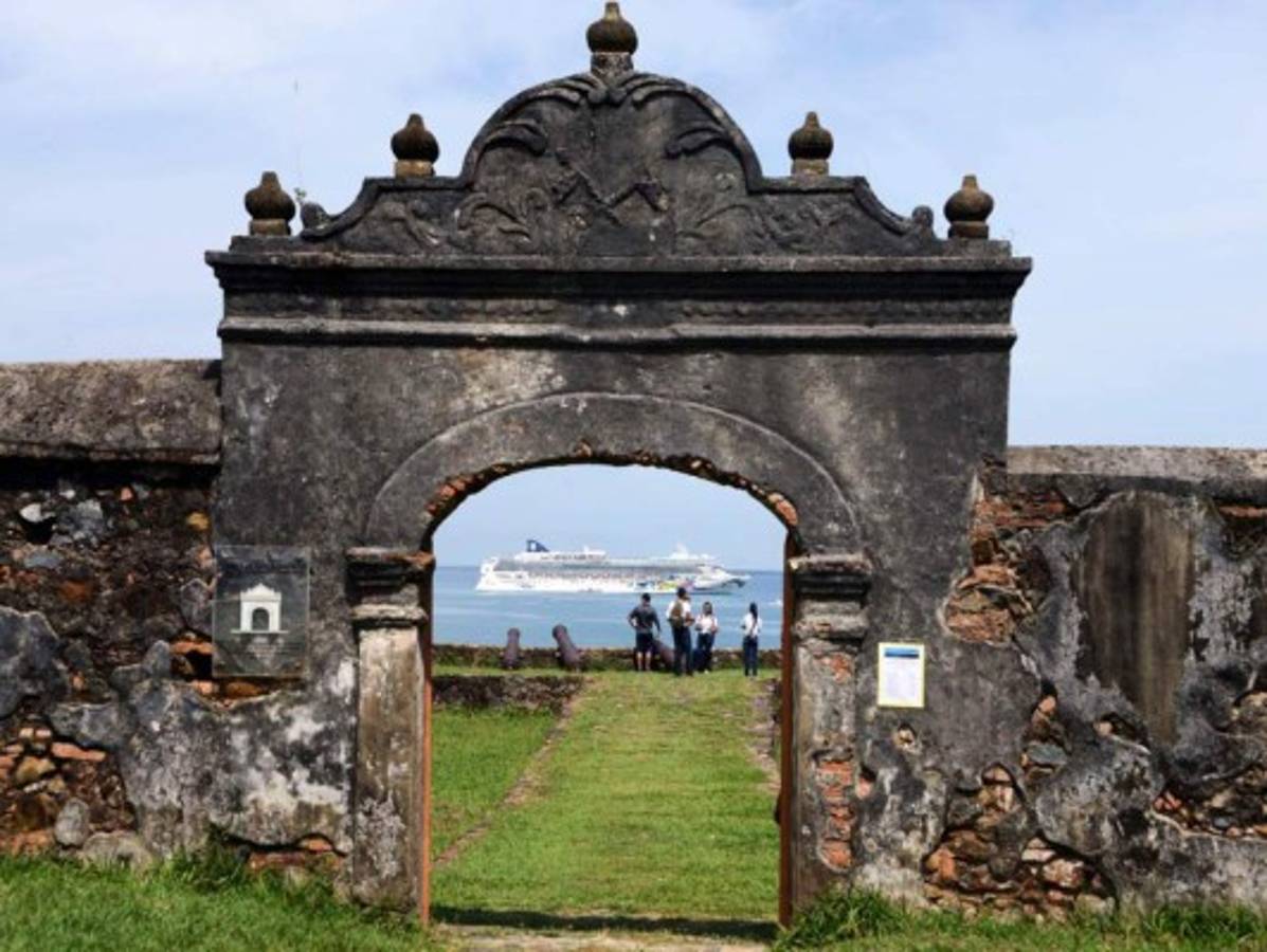 Honduras: Enorme crucero llega a Trujillo con más de 2,000 turistas