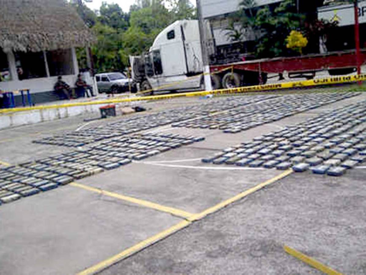 Guatemala decomisa mil kilos de cocaína en camión procedente de Honduras