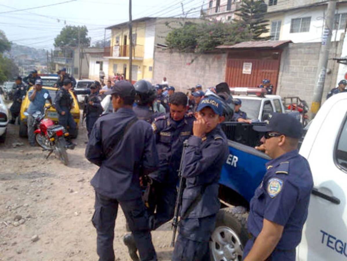 Policías declaran huelga de brazos caídos y abuchean a jefe de Policía