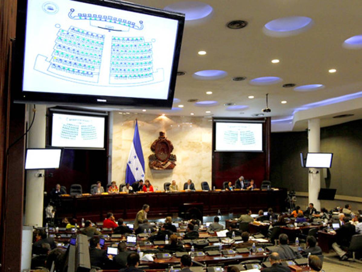 Denuncias de soborno en torno a la Ley Marco de Telecomunicaciones