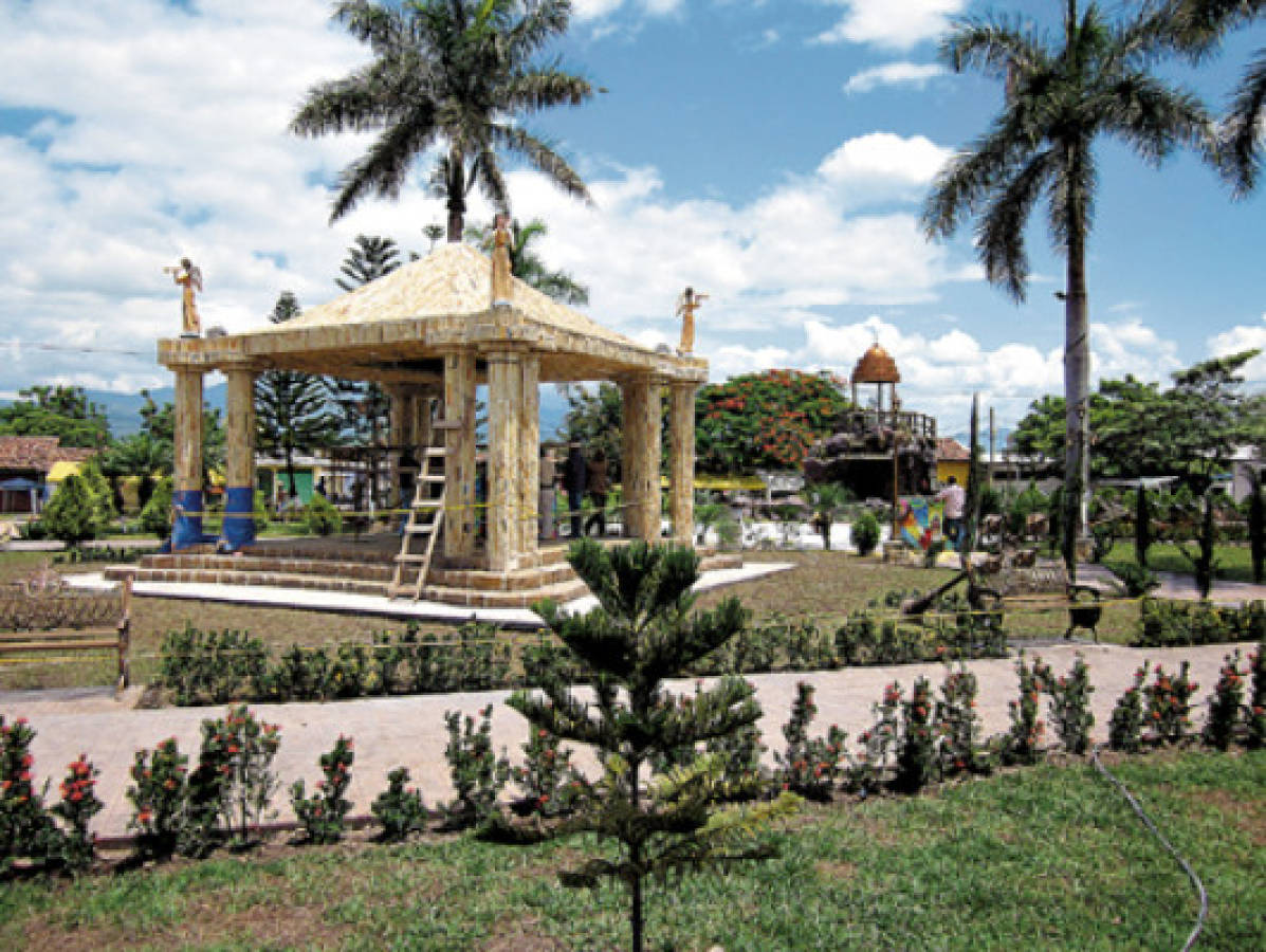 Inauguran plaza en la Villa de San Antonio, Comayagua