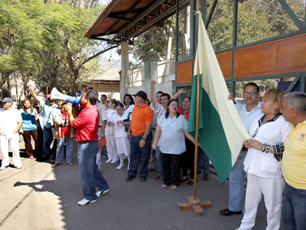 Empleados públicos exigen sueldos y aguinaldos