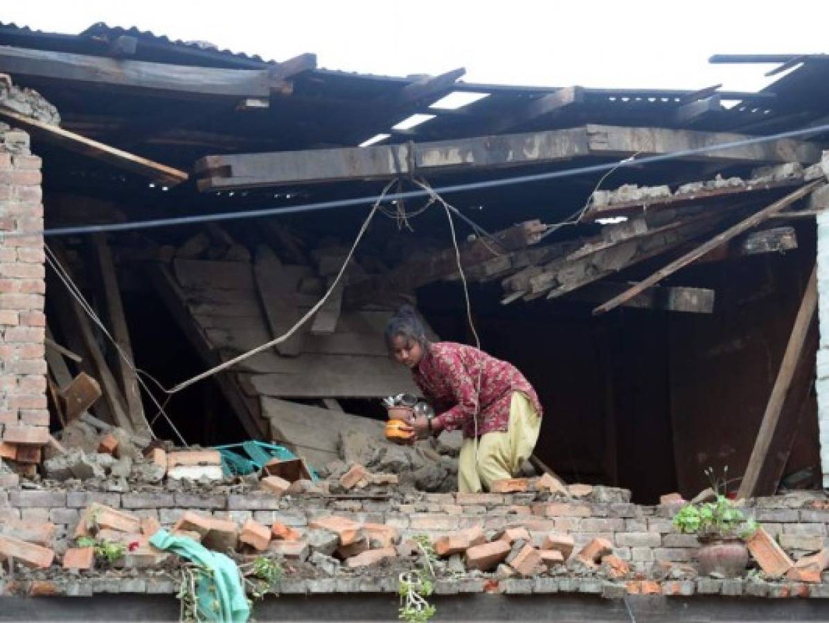 Contabilizan al menos 2,500 muertos por terremoto en Nepal