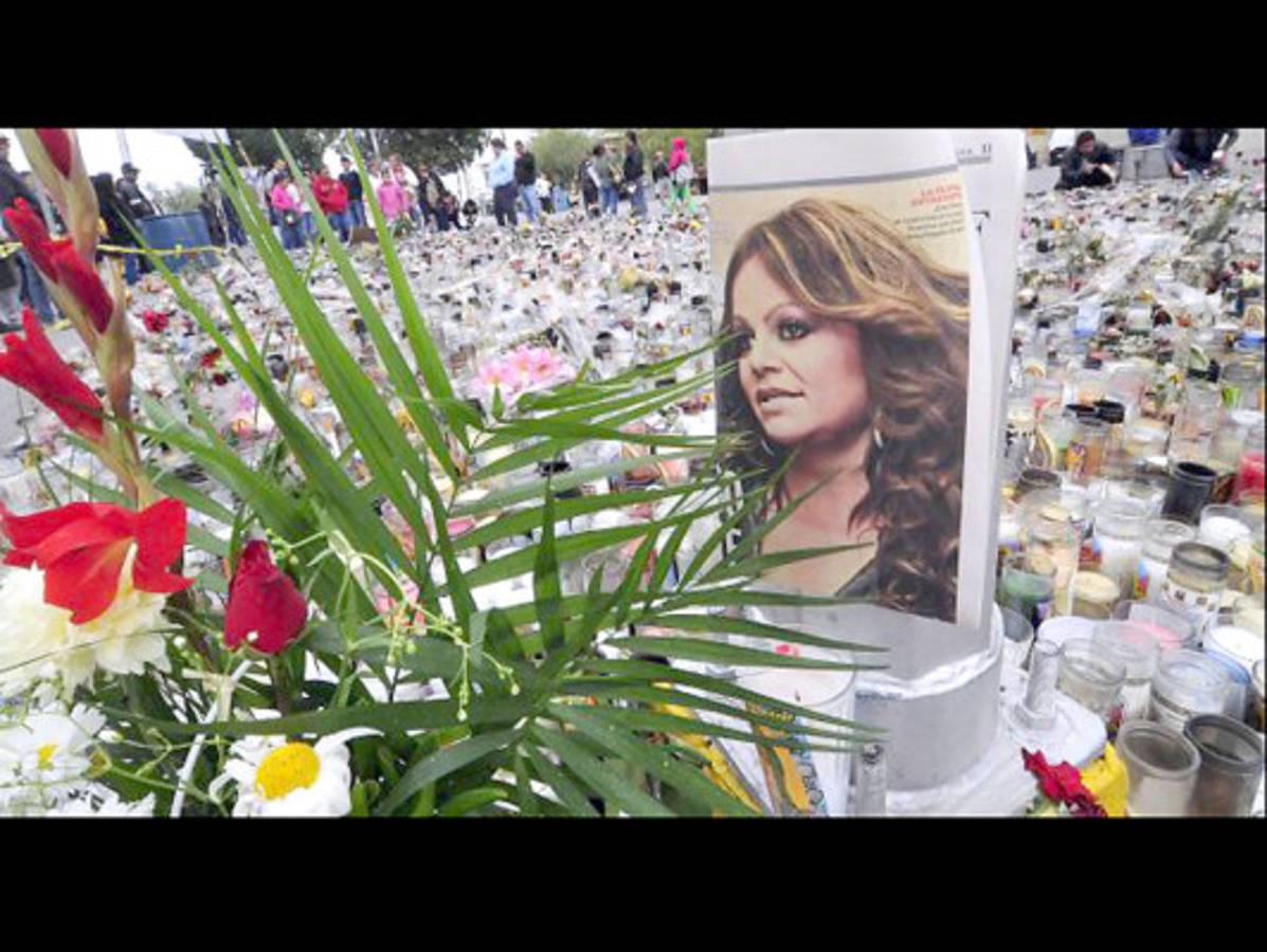 Trasladan restos de Jenni Rivera a Los Ángeles