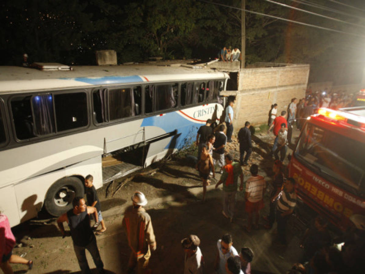 Accidente de autobús deja al menos 15 heridos