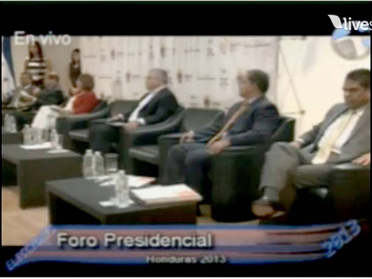 Salvador Nasralla le saca tarjeta roja a Andrés Pavón en foro de la UNAH