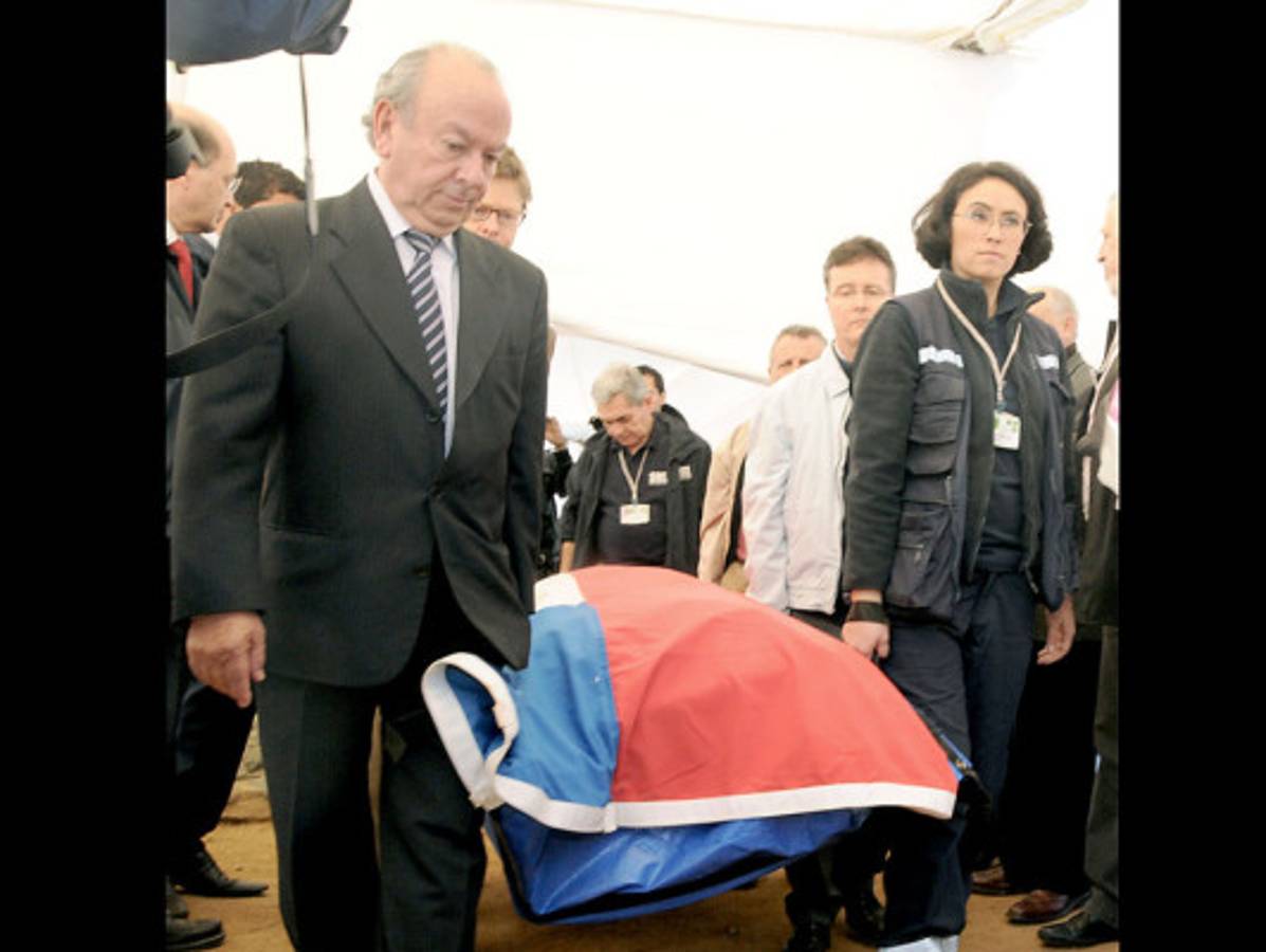 Exhuman al poeta chileno Pablo Neruda para aclarar si fue asesinado