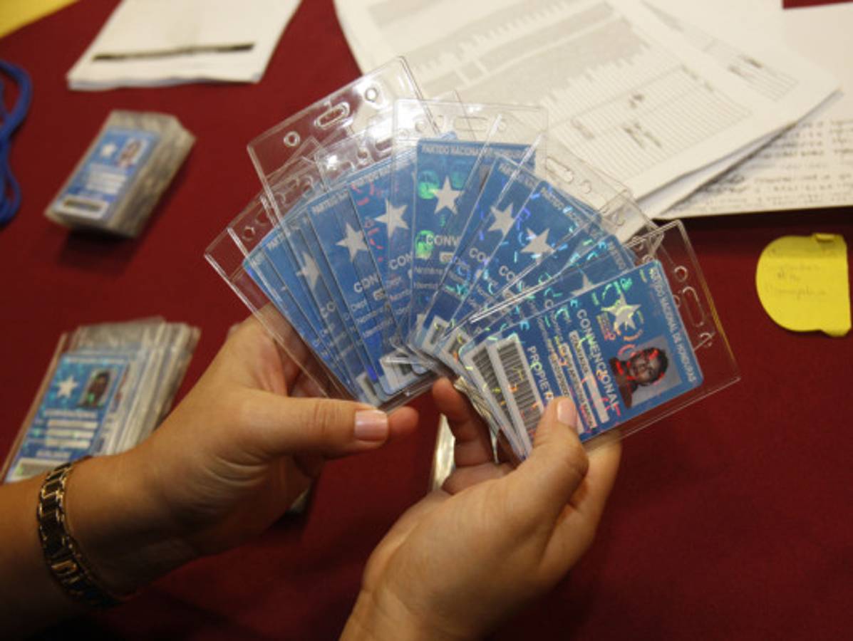 Álvarez declina; JOH presidirá al Partido Nacional de Honduras