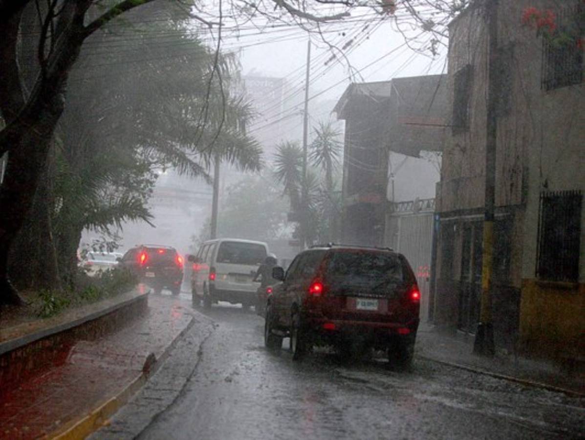 Fuertes lluvias causan inundaciones en calles y avenidas de Tegucigalpa