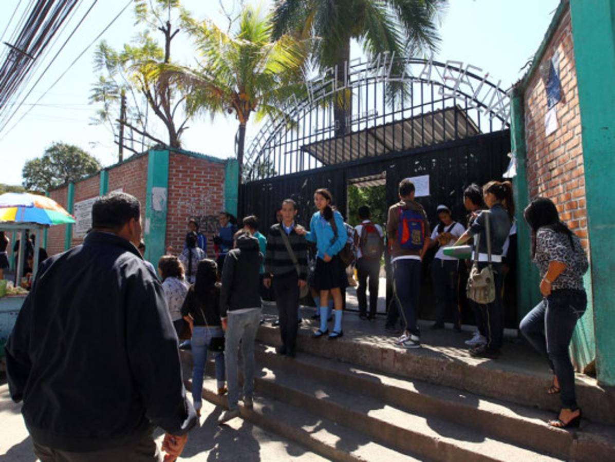 Maestros paralizan clases en Tegucigalpa