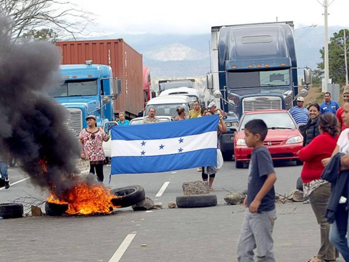 Siguen protestas de hondureños por bloqueo de señal telefónica celular