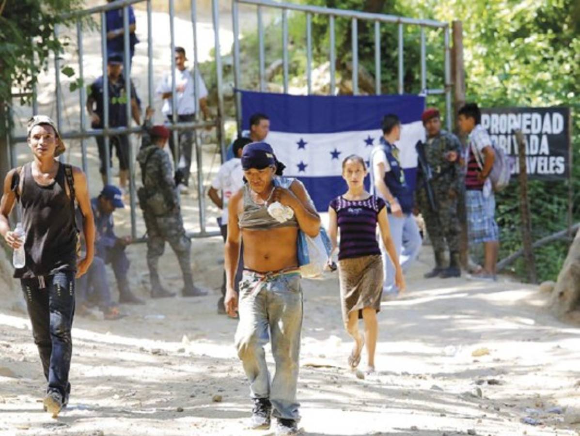 Ni malos olores ni cansancio vencen a mineros hondureños rescatistas
