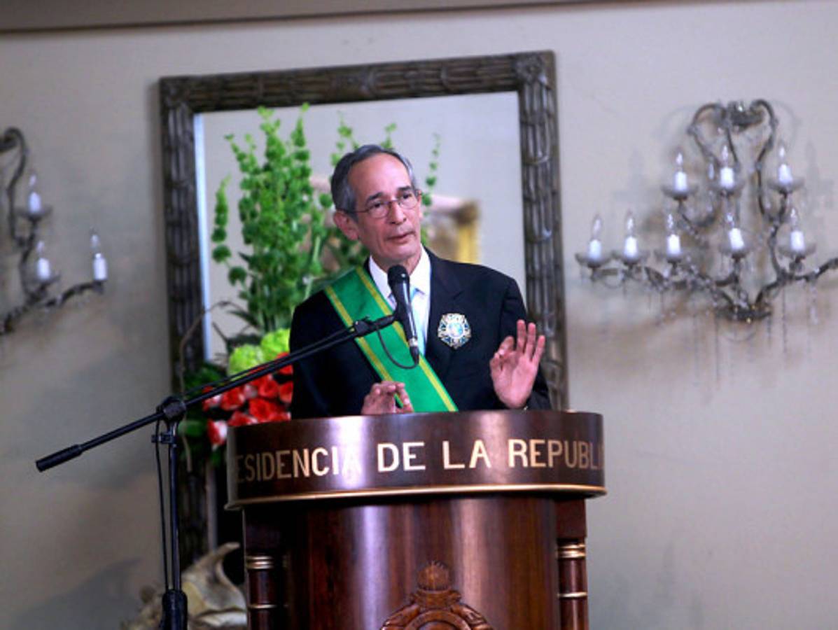 Presidente de Honduras condecora a Colom