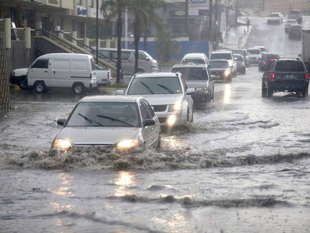 Fuertes lluvias causan inundaciones en calles y avenidas de Tegucigalpa