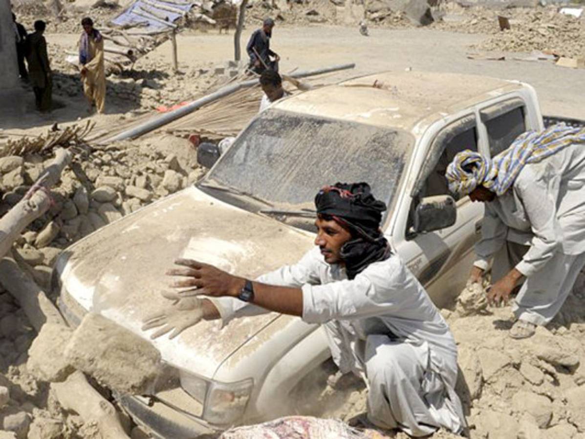 Suman 348 fallecidos por sismo en Pakistán