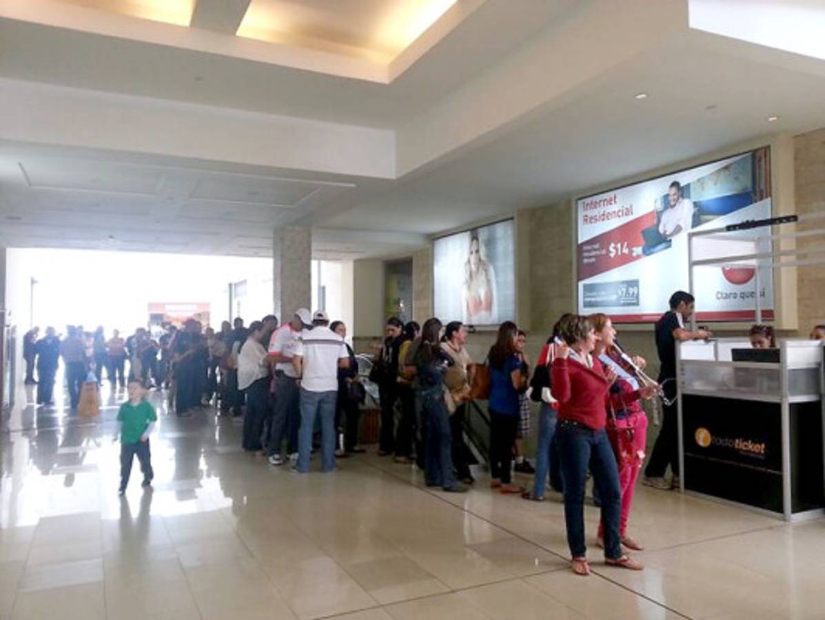 Hondureños hacen largas filas para el concierto de Marc Anthony