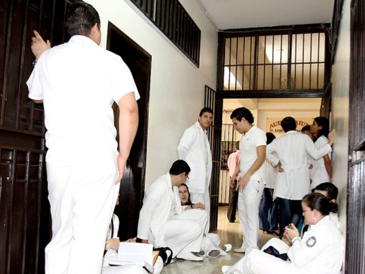 UNAH seguirá extendiendo títulos de medicina