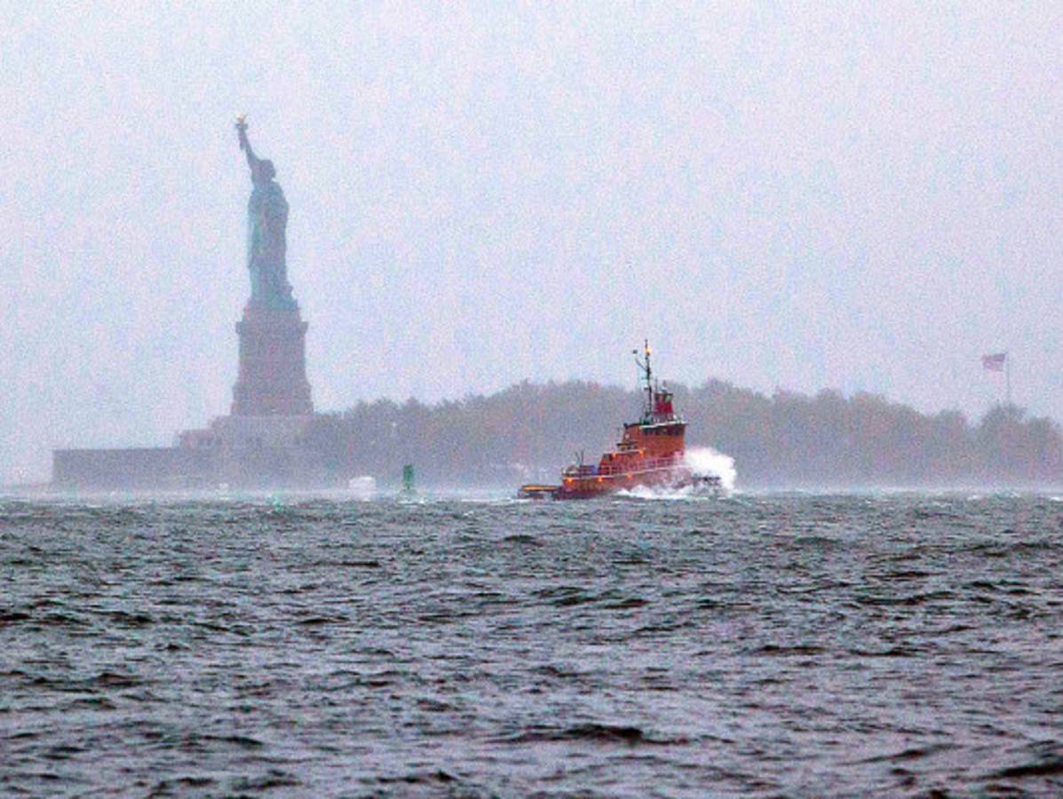Sandy se fortalece en trayectoria hacia costa de EE UU