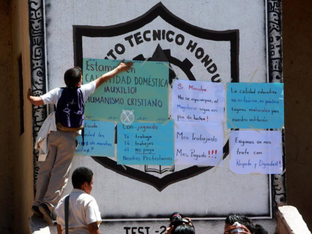 Maestros paralizan clases en Tegucigalpa