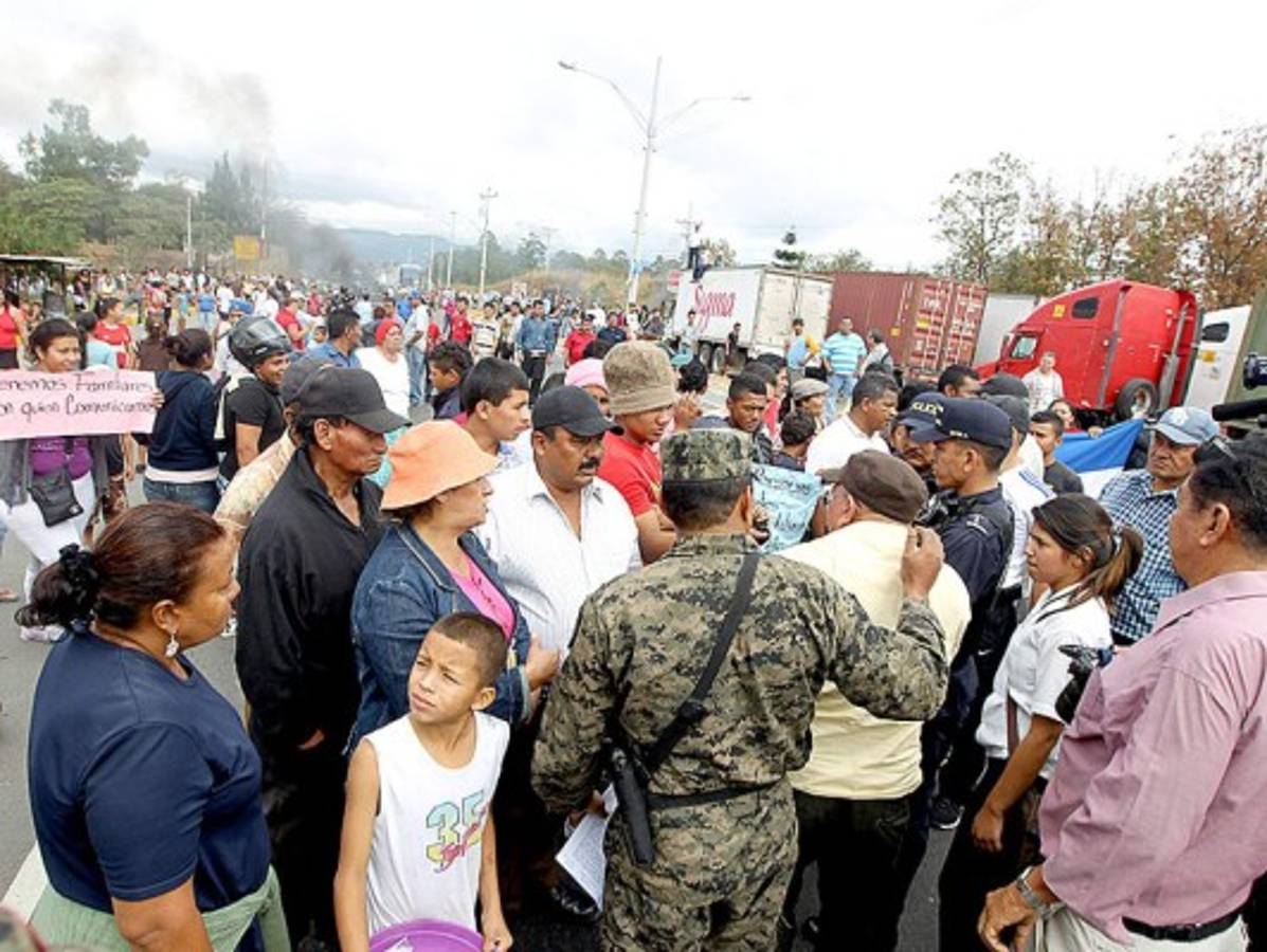 Siguen protestas de hondureños por bloqueo de señal telefónica celular