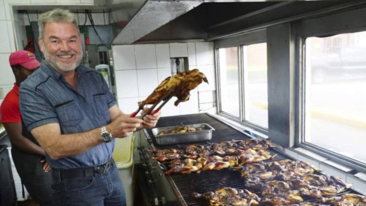 Huelgas de hambre, gallinas e indecisión política: Las polémicas de Roberto Contreras