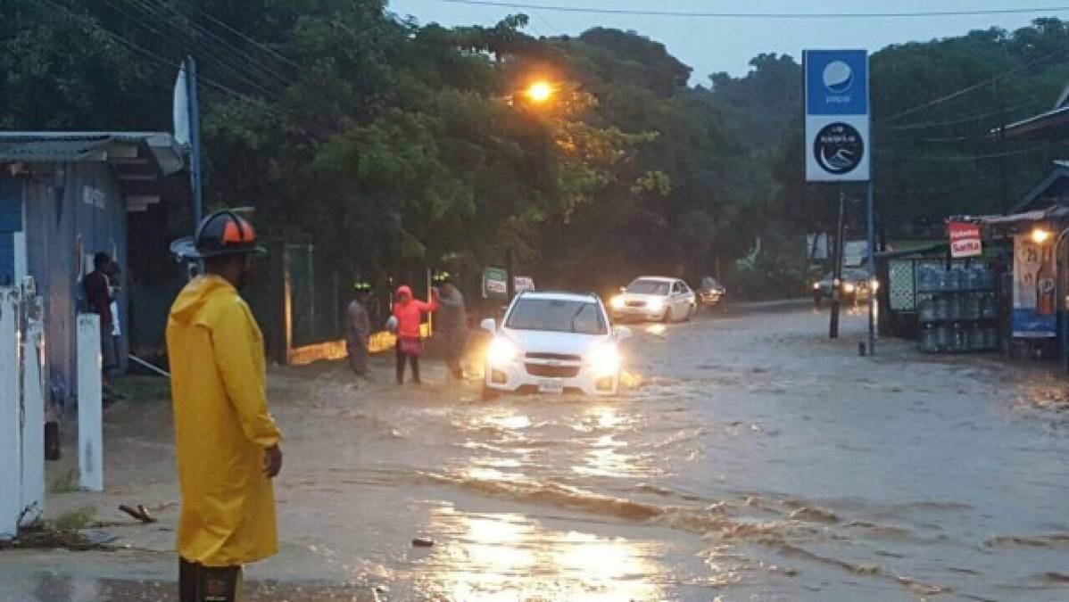 Dramáticas imágenes de las inundaciones en Roatán ante imparable lluvia