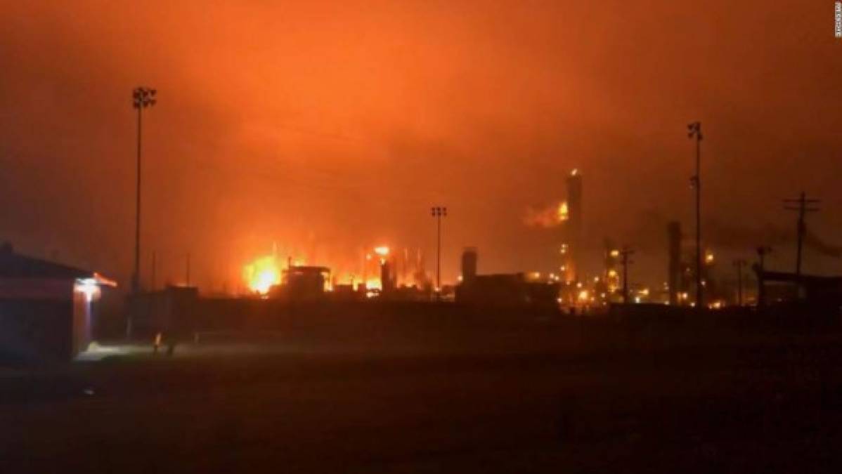 Las imágenes que deja la explosión en una planta petroquímica de Texas