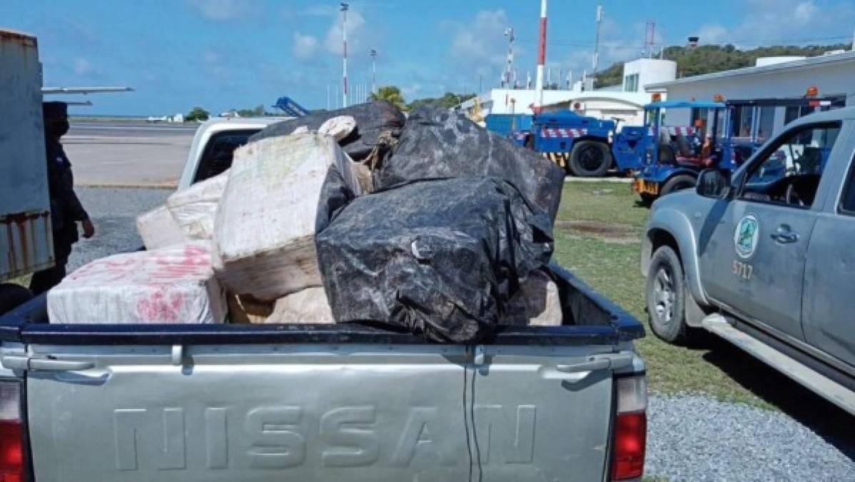 Así fue el traslado del alcalde de Roatán, Jerry Hynds y los fardos de droga a la capital