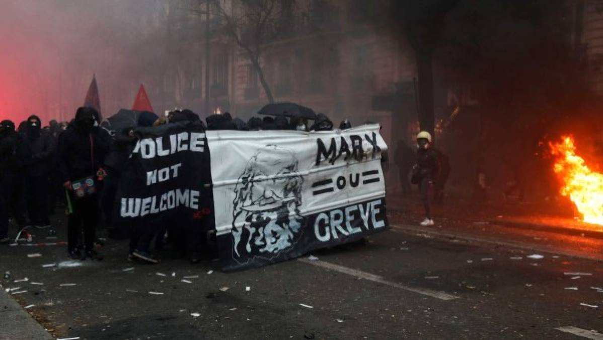 FOTOS: Disturbios y miles de personas en las calles de Francia contra reforma de pensiones