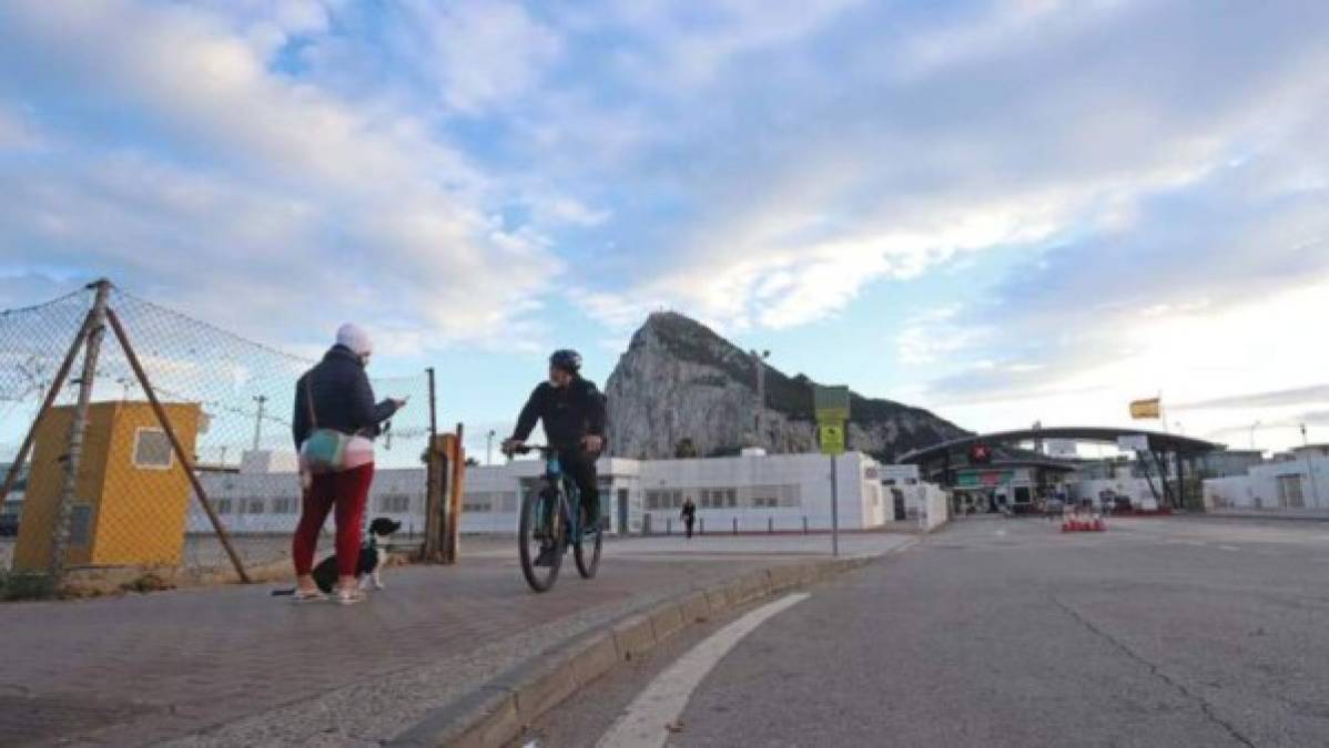 FOTOS: En Gibraltar se despiden de las mascarillas y disfrutan vacunación masiva