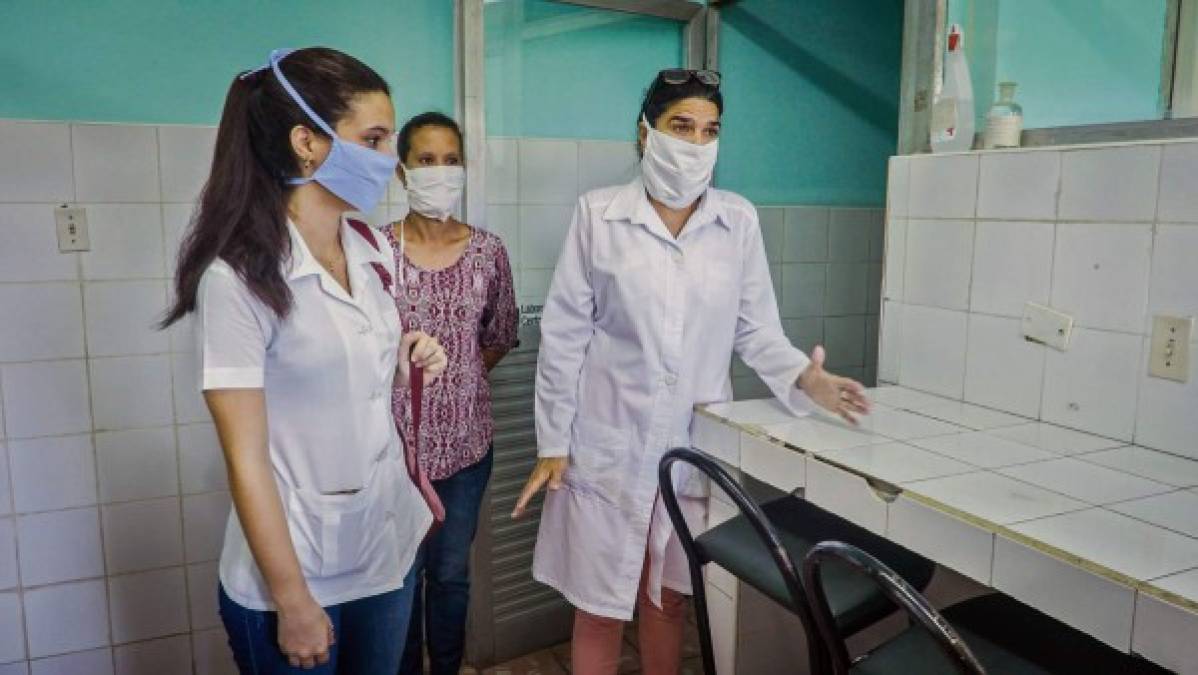 FOTOS: Liz, la doctora cubana que recorre casa por casa buscando infectados de Covid-19