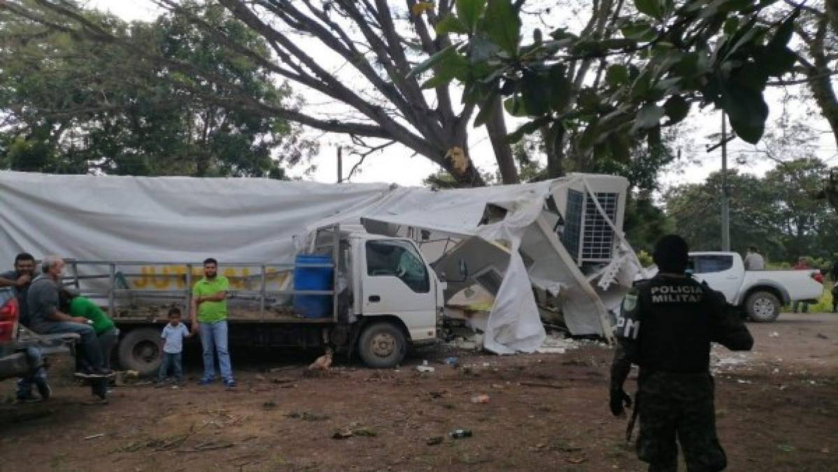 Daños y tráfico infernal: el accidente de rastra con UCI del hospital móvil de Juticalpa