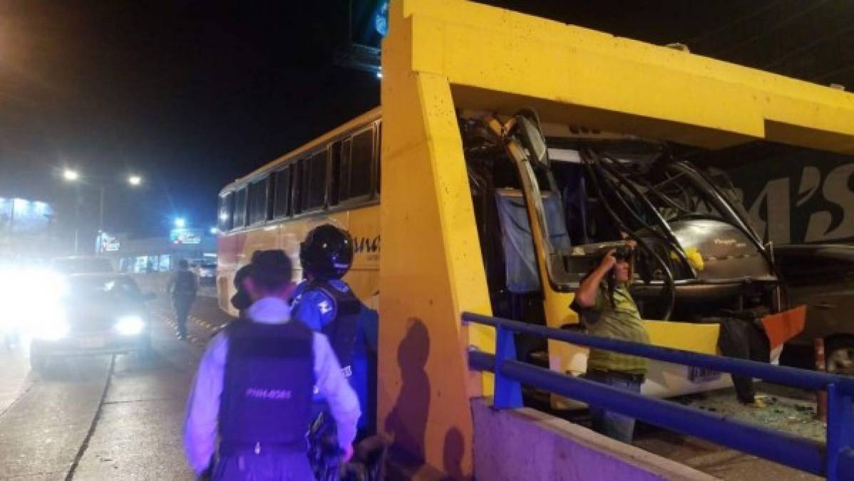 Las fotos que dejó la colisión de bus contra vía rápida en la capital