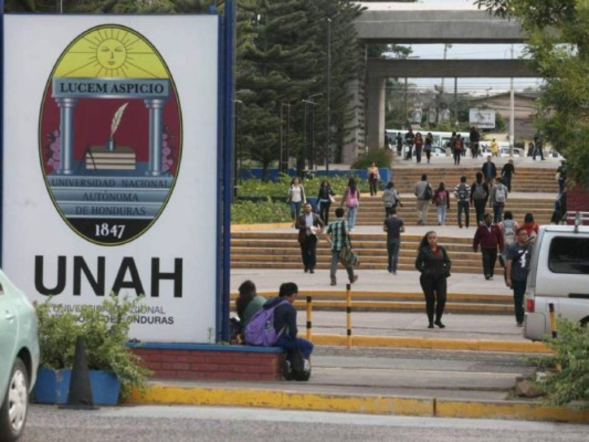 $!Además de parar las labores administrativas, alrededor de 80 mil estudiantes de la UNAH son afectados por un reducido grupo de encapuchados.